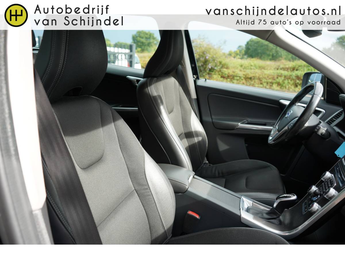 Volvo XC60 Volvo XC60 2.0 D4 191PK FWD MOMENTUM CAMERA TREKHAAK STOELVERWARMING NAVIGATIE 1/2 LEDER CLIMA CRUISE BLUETOOTH PDC V+A LMV ELECTR.KLEP XENON ENZ…