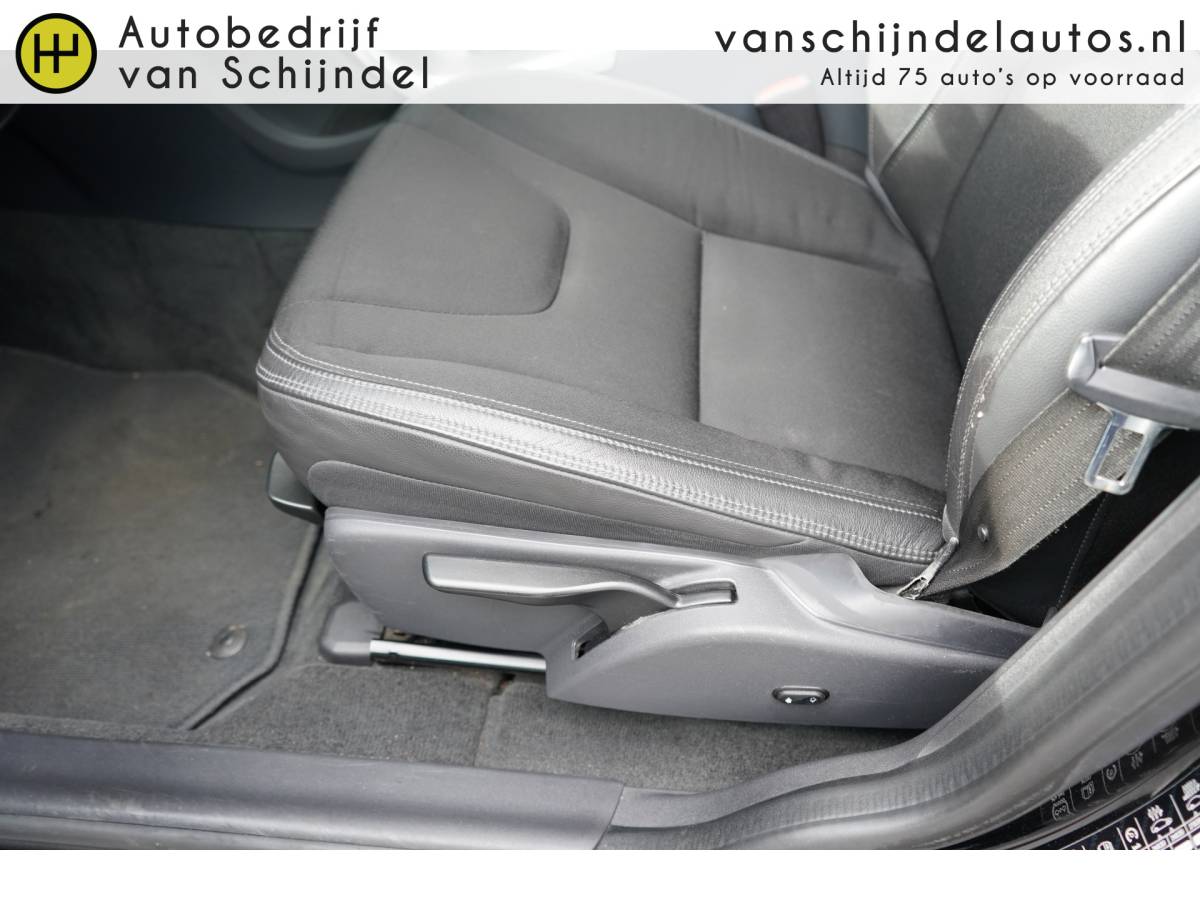 Volvo XC60 Volvo XC60 2.0 D4 191PK FWD MOMENTUM CAMERA TREKHAAK STOELVERWARMING NAVIGATIE 1/2 LEDER CLIMA CRUISE BLUETOOTH PDC V+A LMV ELECTR.KLEP XENON ENZ…