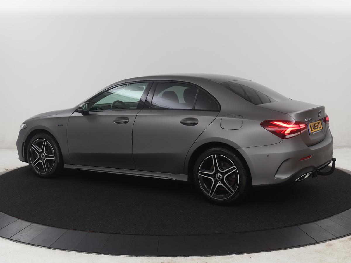 Mercedes-Benz A-Klasse Mercedes-Benz A-klasse 250 e Business Solution AMG Limited | SOH 94,5% | Leder/alcantara | Cruise control | Stoelverwarming | Navigatie | Bluetooth | Sfeerverlichting | Camera | Park assist