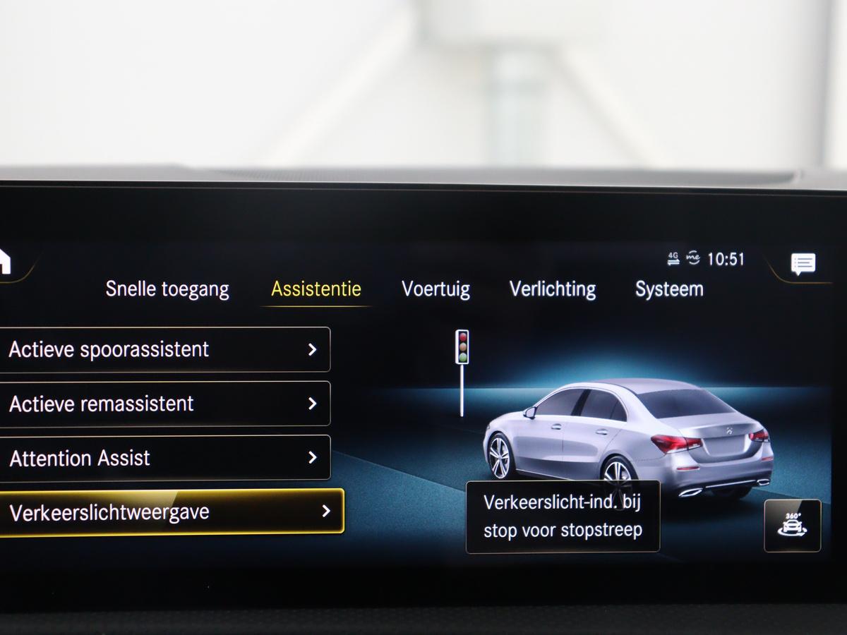 Mercedes-Benz A-Klasse Mercedes-Benz A-klasse 250 e Business Solution AMG Limited | SOH 94,5% | Leder/alcantara | Cruise control | Stoelverwarming | Navigatie | Bluetooth | Sfeerverlichting | Camera | Park assist
