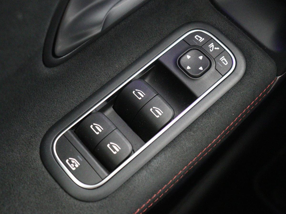 Mercedes-Benz A-Klasse Mercedes-Benz A-klasse 250 e Business Solution AMG Limited | SOH 94,5% | Leder/alcantara | Cruise control | Stoelverwarming | Navigatie | Bluetooth | Sfeerverlichting | Camera | Park assist