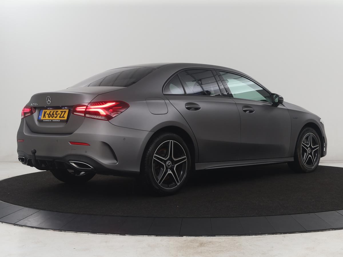 Mercedes-Benz A-Klasse Mercedes-Benz A-klasse 250 e Business Solution AMG Limited | SOH 94,5% | Leder/alcantara | Cruise control | Stoelverwarming | Navigatie | Bluetooth | Sfeerverlichting | Camera | Park assist