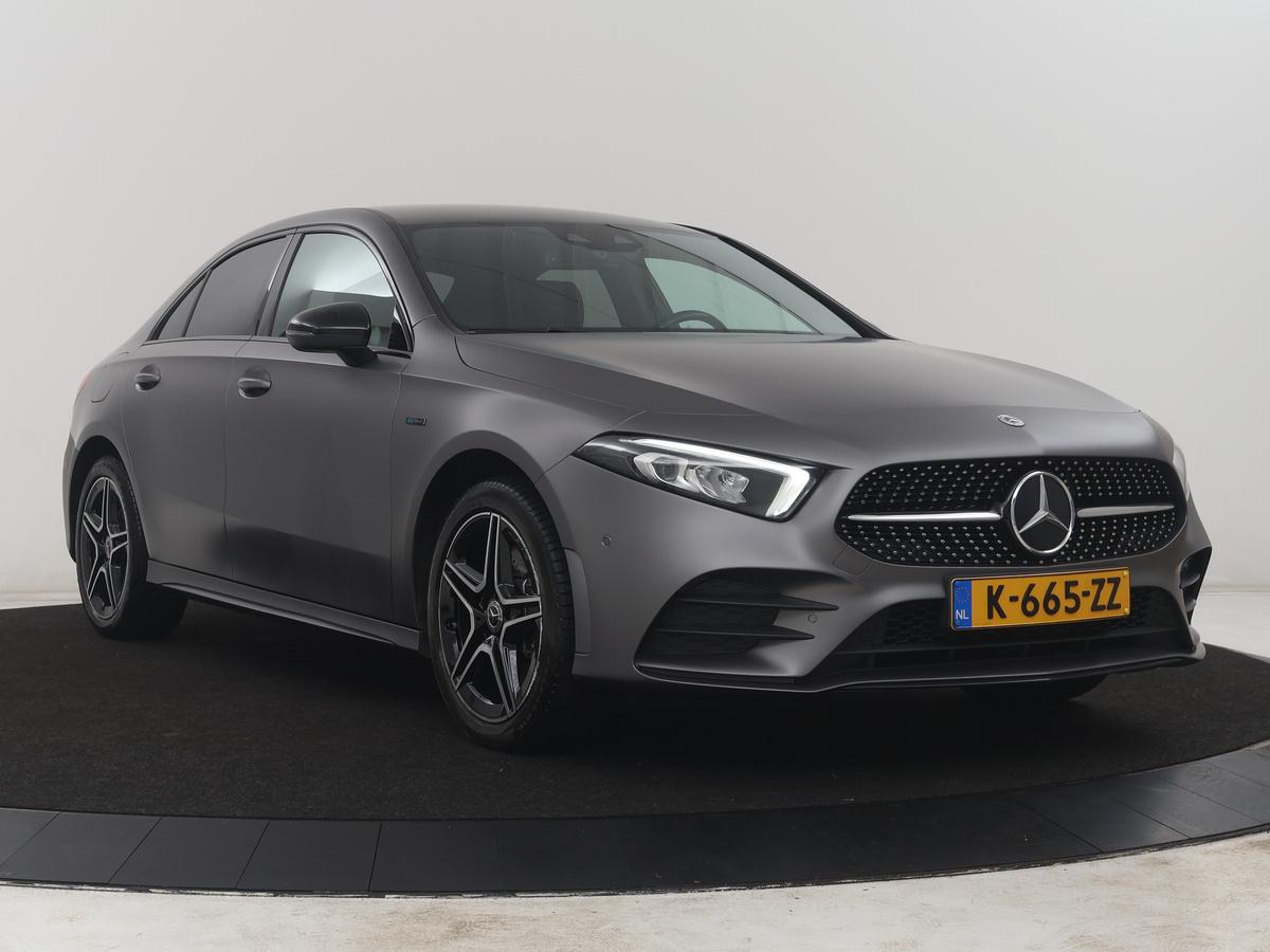 Mercedes-Benz A-Klasse Mercedes-Benz A-klasse 250 e Business Solution AMG Limited | SOH 94,5% | Leder/alcantara | Cruise control | Stoelverwarming | Navigatie | Bluetooth | Sfeerverlichting | Camera | Park assist