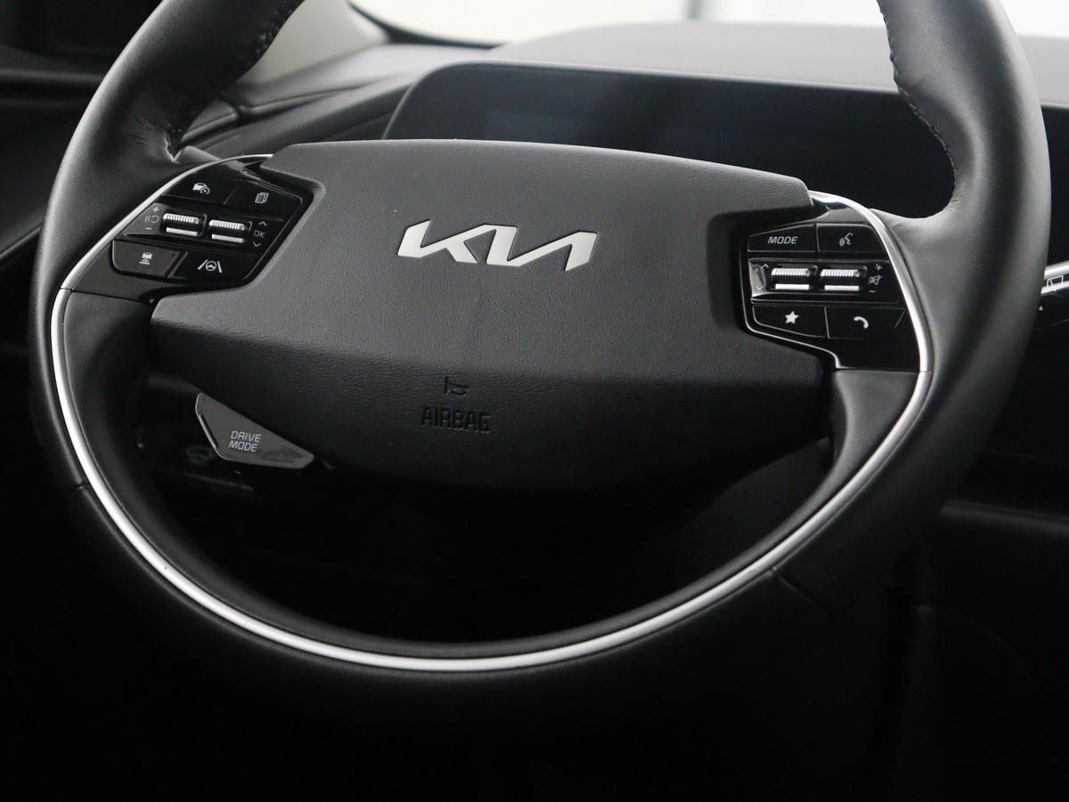 Kia Niro EV Kia Niro EV DynamicPlusLine 64.8 kWh | SOH 94,8% | Panoramadak | Leder |  Cruise control | Head-up | Dodehoek detectie | Stuur/stoelverwarming | Camera | Park assist | Climate control | Carplay | Elektrische achterklep