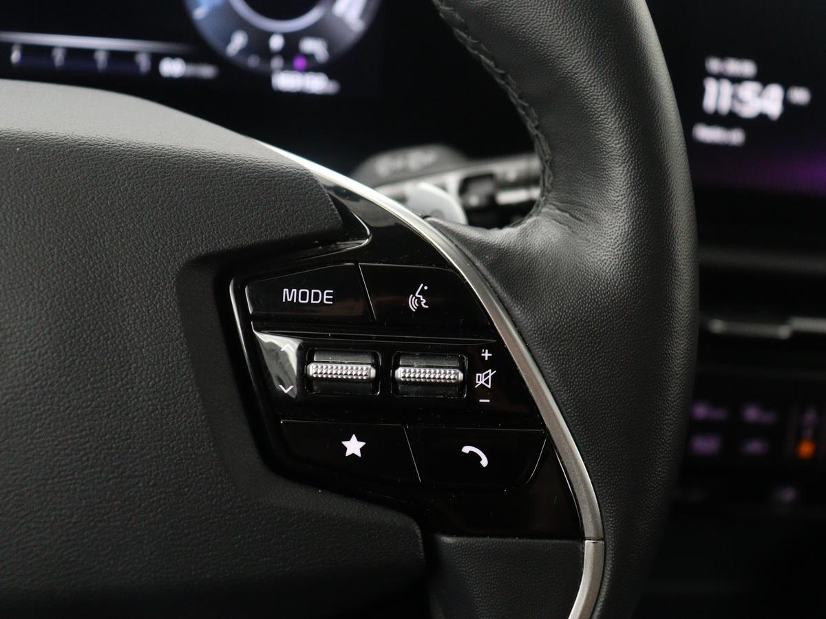 Kia Niro EV Kia Niro EV DynamicPlusLine 64.8 kWh | SOH 94,8% | Panoramadak | Leder |  Cruise control | Head-up | Dodehoek detectie | Stuur/stoelverwarming | Camera | Park assist | Climate control | Carplay | Elektrische achterklep