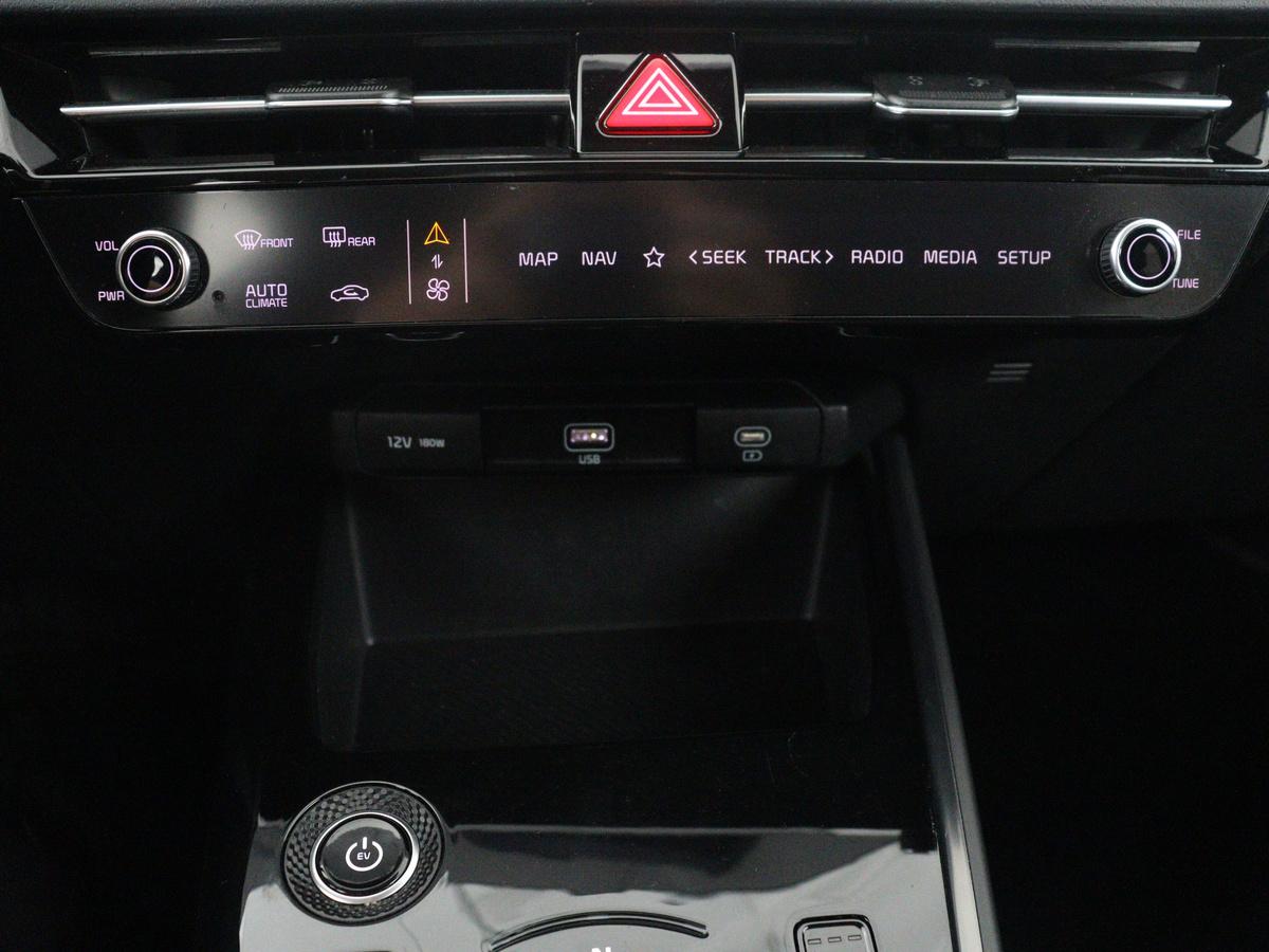 Kia Niro EV Kia Niro EV DynamicPlusLine 64.8 kWh | SOH 94,8% | Panoramadak | Leder |  Cruise control | Head-up | Dodehoek detectie | Stuur/stoelverwarming | Camera | Park assist | Climate control | Carplay | Elektrische achterklep