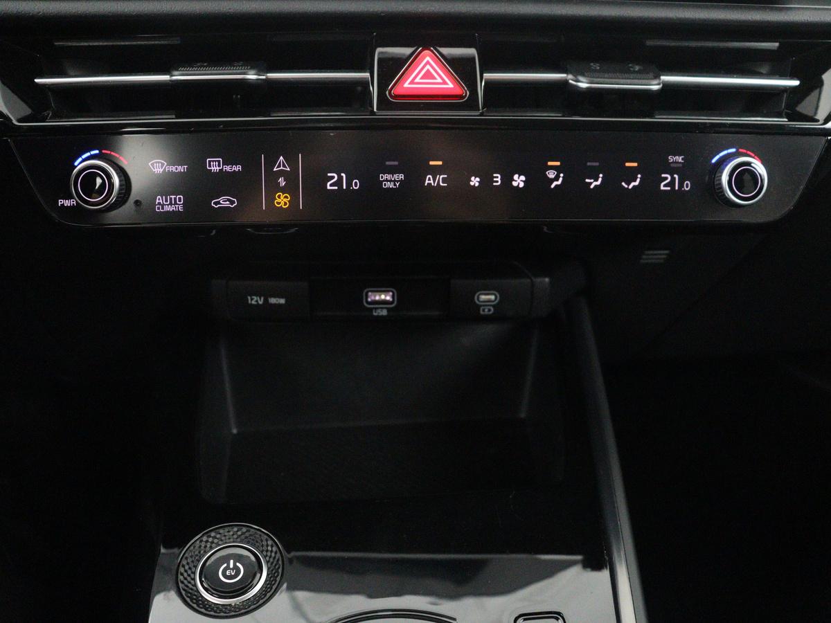 Kia Niro EV Kia Niro EV DynamicPlusLine 64.8 kWh | SOH 94,8% | Panoramadak | Leder |  Cruise control | Head-up | Dodehoek detectie | Stuur/stoelverwarming | Camera | Park assist | Climate control | Carplay | Elektrische achterklep