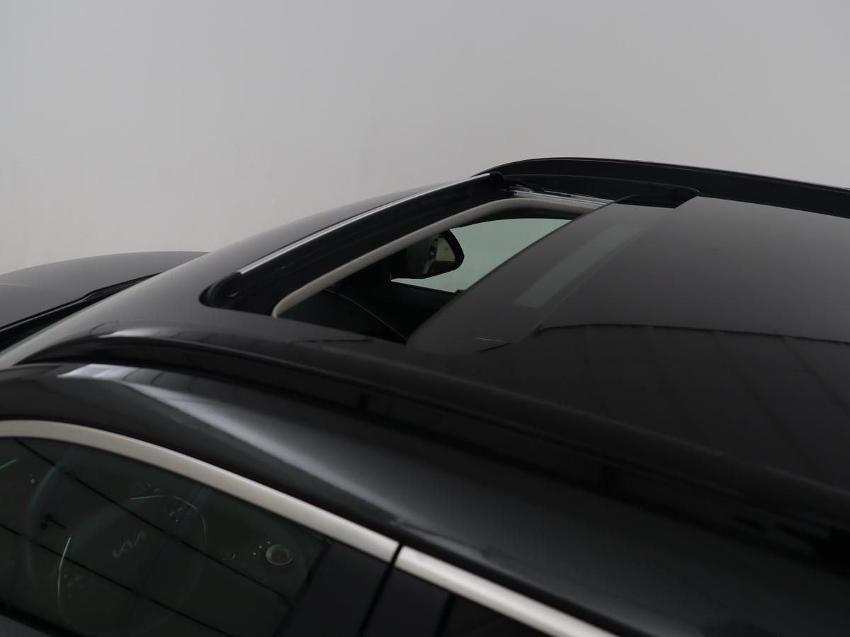 Kia Niro EV Kia Niro EV DynamicPlusLine 64.8 kWh | SOH 94,8% | Panoramadak | Leder |  Cruise control | Head-up | Dodehoek detectie | Stuur/stoelverwarming | Camera | Park assist | Climate control | Carplay | Elektrische achterklep