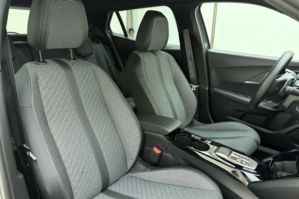 Peugeot 2008 Peugeot 2008 1.2 Hybrid 145 Allure | Automaat | Parkeercamera Voor & Achter | Adaptieve Cruise Control | Stoelverwarming | Apple Carplay/Android Auto draadloos |