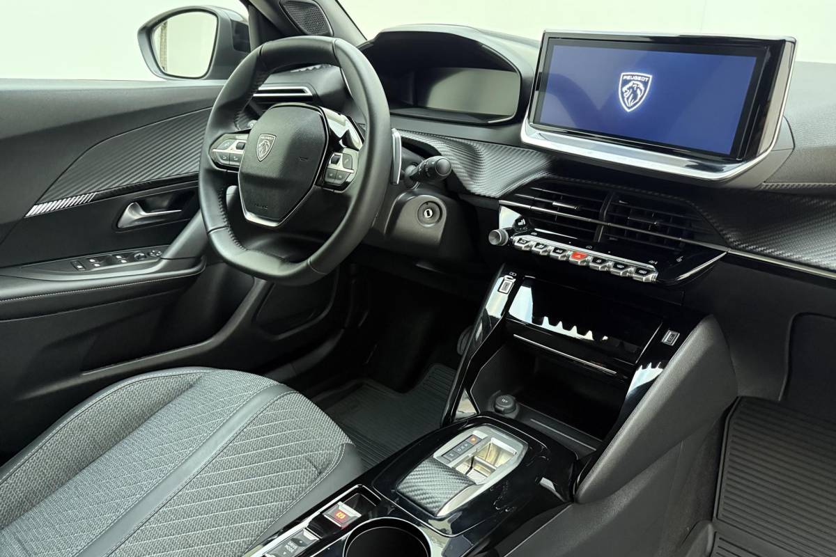 Peugeot 2008 Peugeot 2008 1.2 Hybrid 145 Allure | Automaat | Parkeercamera Voor & Achter | Adaptieve Cruise Control | Stoelverwarming | Apple Carplay/Android Auto draadloos |