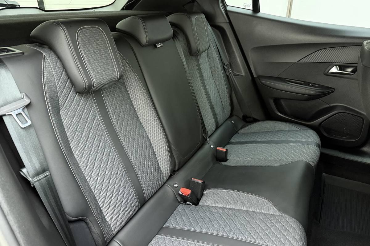 Peugeot 2008 Peugeot 2008 1.2 Hybrid 145 Allure | Automaat | Parkeercamera Voor & Achter | Adaptieve Cruise Control | Stoelverwarming | Apple Carplay/Android Auto draadloos |