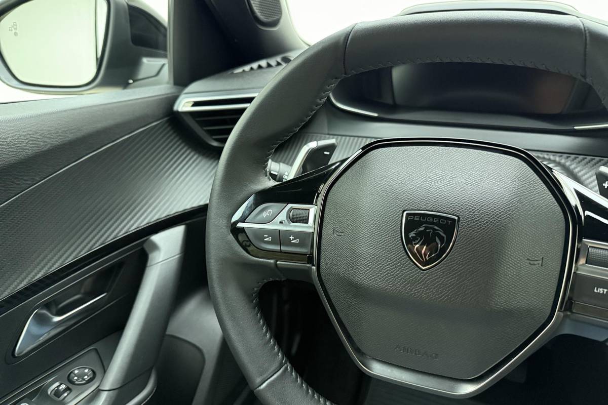 Peugeot 2008 Peugeot 2008 1.2 Hybrid 145 Allure | Automaat | Parkeercamera Voor & Achter | Adaptieve Cruise Control | Stoelverwarming | Apple Carplay/Android Auto draadloos |
