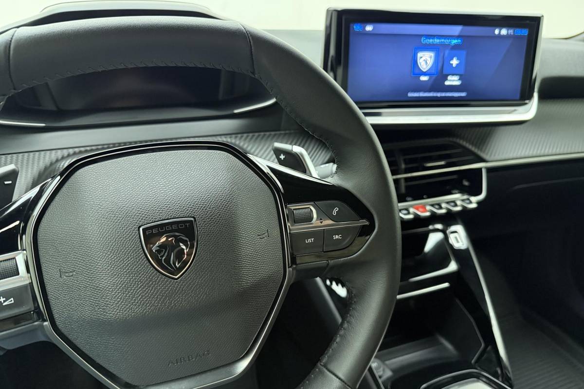 Peugeot 2008 Peugeot 2008 1.2 Hybrid 145 Allure | Automaat | Parkeercamera Voor & Achter | Adaptieve Cruise Control | Stoelverwarming | Apple Carplay/Android Auto draadloos |