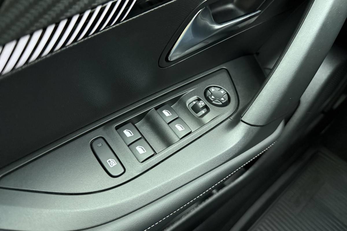 Peugeot 2008 Peugeot 2008 1.2 Hybrid 145 Allure | Automaat | Parkeercamera Voor & Achter | Adaptieve Cruise Control | Stoelverwarming | Apple Carplay/Android Auto draadloos |