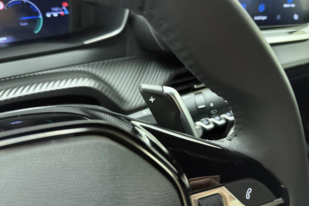 Peugeot 2008 Peugeot 2008 1.2 Hybrid 145 Allure | Automaat | Parkeercamera Voor & Achter | Adaptieve Cruise Control | Stoelverwarming | Apple Carplay/Android Auto draadloos |