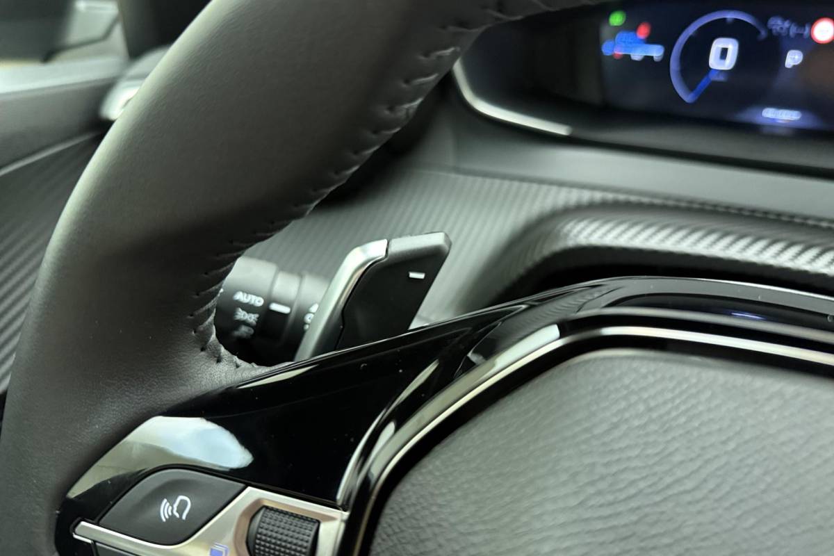 Peugeot 2008 Peugeot 2008 1.2 Hybrid 145 Allure | Automaat | Parkeercamera Voor & Achter | Adaptieve Cruise Control | Stoelverwarming | Apple Carplay/Android Auto draadloos |