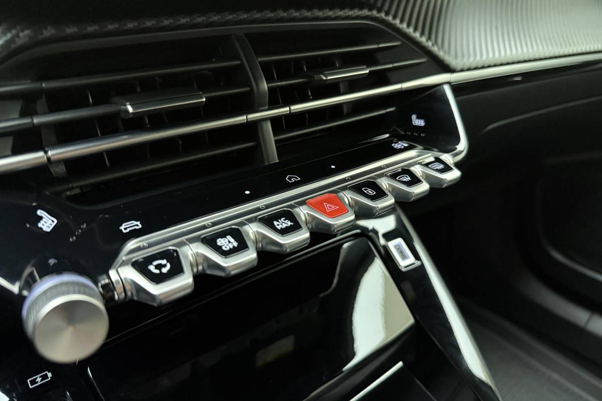 Peugeot 2008 Peugeot 2008 1.2 Hybrid 145 Allure | Automaat | Parkeercamera Voor & Achter | Adaptieve Cruise Control | Stoelverwarming | Apple Carplay/Android Auto draadloos |