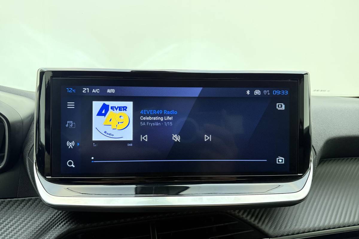 Peugeot 2008 Peugeot 2008 1.2 Hybrid 145 Allure | Automaat | Parkeercamera Voor & Achter | Adaptieve Cruise Control | Stoelverwarming | Apple Carplay/Android Auto draadloos |