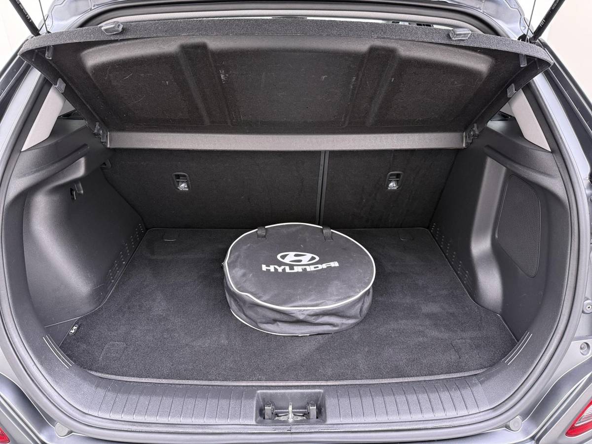 Hyundai Kona Hyundai Kona EV Premium 64 kWh SOH 94% | ORIGINEEL NL AUTO | 3-FASE LADEN | WARMTEPOMP| SCHUIFDAK | LEREN BEKLEDING | STOEL- + STUURERWARMING | KRELL PREMIUM AUDIO | HEAD-UP DISPLAY | STOELVENTILATIE | AFNEEMBARE TREKHAAK | CAMERA | ACHTERBANKVERWARMING | ALL-SEASON BANDEN | HYUNDAI DEALER ONDERHOUDEN | 12 MND. BOVAG GARANTIE