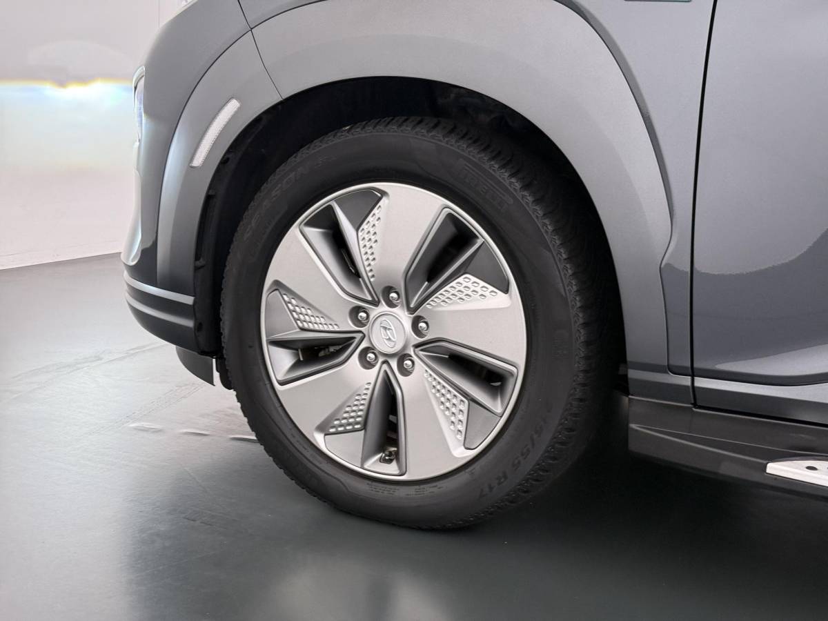 Hyundai Kona Hyundai Kona EV Premium 64 kWh SOH 94% | ORIGINEEL NL AUTO | 3-FASE LADEN | WARMTEPOMP| SCHUIFDAK | LEREN BEKLEDING | STOEL- + STUURERWARMING | KRELL PREMIUM AUDIO | HEAD-UP DISPLAY | STOELVENTILATIE | AFNEEMBARE TREKHAAK | CAMERA | ACHTERBANKVERWARMING | ALL-SEASON BANDEN | HYUNDAI DEALER ONDERHOUDEN | 12 MND. BOVAG GARANTIE
