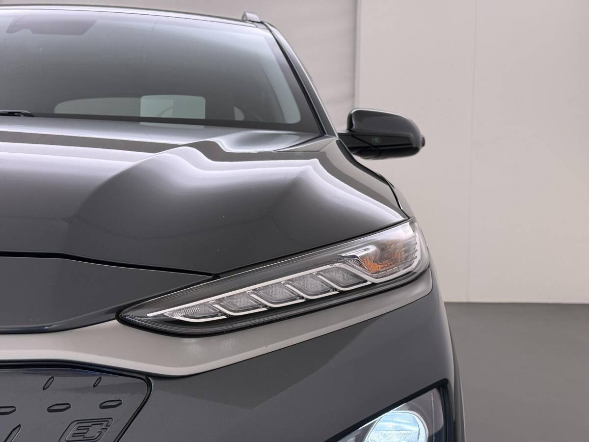 Hyundai Kona Hyundai Kona EV Premium 64 kWh SOH 94% | ORIGINEEL NL AUTO | 3-FASE LADEN | WARMTEPOMP| SCHUIFDAK | LEREN BEKLEDING | STOEL- + STUURERWARMING | KRELL PREMIUM AUDIO | HEAD-UP DISPLAY | STOELVENTILATIE | AFNEEMBARE TREKHAAK | CAMERA | ACHTERBANKVERWARMING | ALL-SEASON BANDEN | HYUNDAI DEALER ONDERHOUDEN | 12 MND. BOVAG GARANTIE