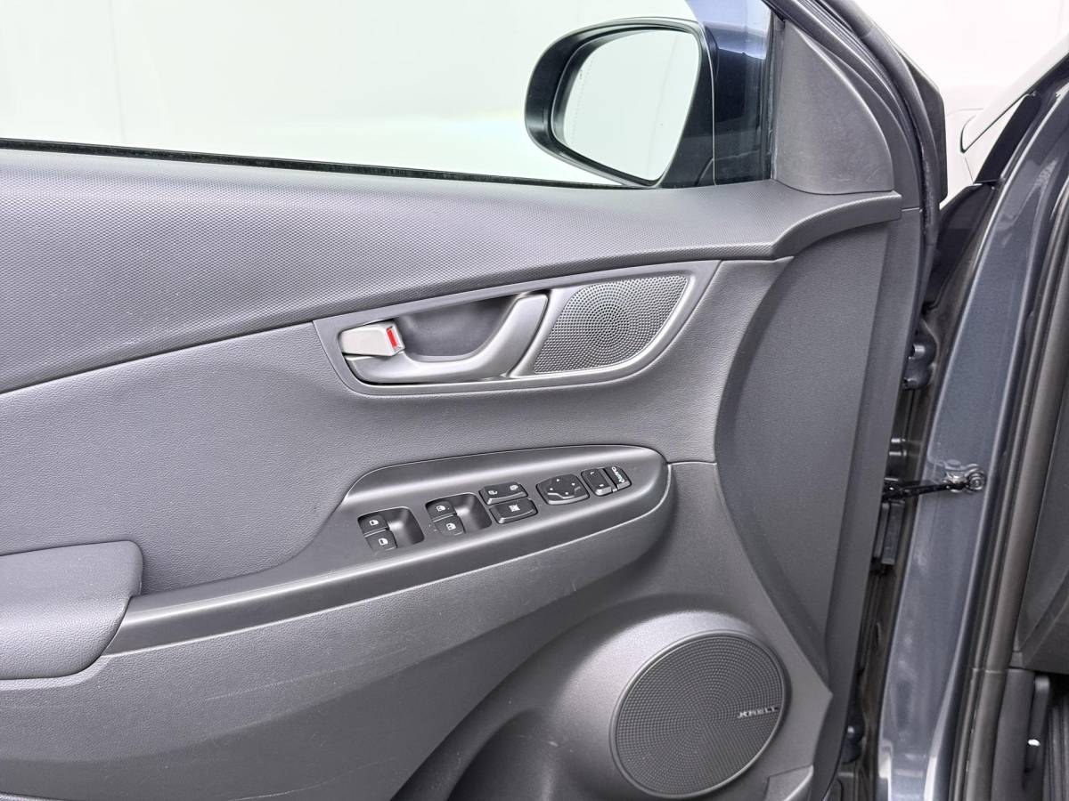 Hyundai Kona Hyundai Kona EV Premium 64 kWh SOH 94% | ORIGINEEL NL AUTO | 3-FASE LADEN | WARMTEPOMP| SCHUIFDAK | LEREN BEKLEDING | STOEL- + STUURERWARMING | KRELL PREMIUM AUDIO | HEAD-UP DISPLAY | STOELVENTILATIE | AFNEEMBARE TREKHAAK | CAMERA | ACHTERBANKVERWARMING | ALL-SEASON BANDEN | HYUNDAI DEALER ONDERHOUDEN | 12 MND. BOVAG GARANTIE