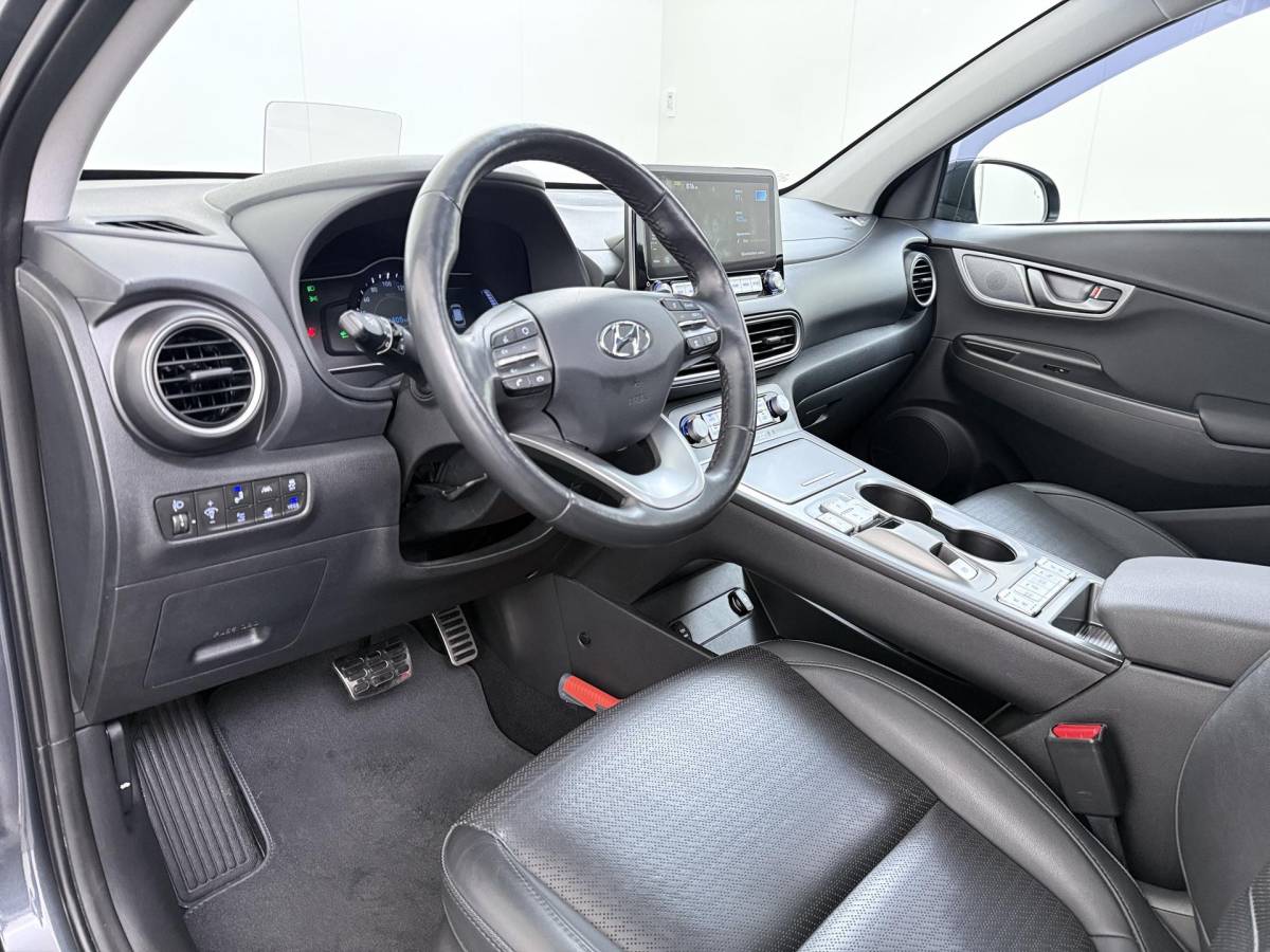Hyundai Kona Hyundai Kona EV Premium 64 kWh SOH 94% | ORIGINEEL NL AUTO | 3-FASE LADEN | WARMTEPOMP| SCHUIFDAK | LEREN BEKLEDING | STOEL- + STUURERWARMING | KRELL PREMIUM AUDIO | HEAD-UP DISPLAY | STOELVENTILATIE | AFNEEMBARE TREKHAAK | CAMERA | ACHTERBANKVERWARMING | ALL-SEASON BANDEN | HYUNDAI DEALER ONDERHOUDEN | 12 MND. BOVAG GARANTIE