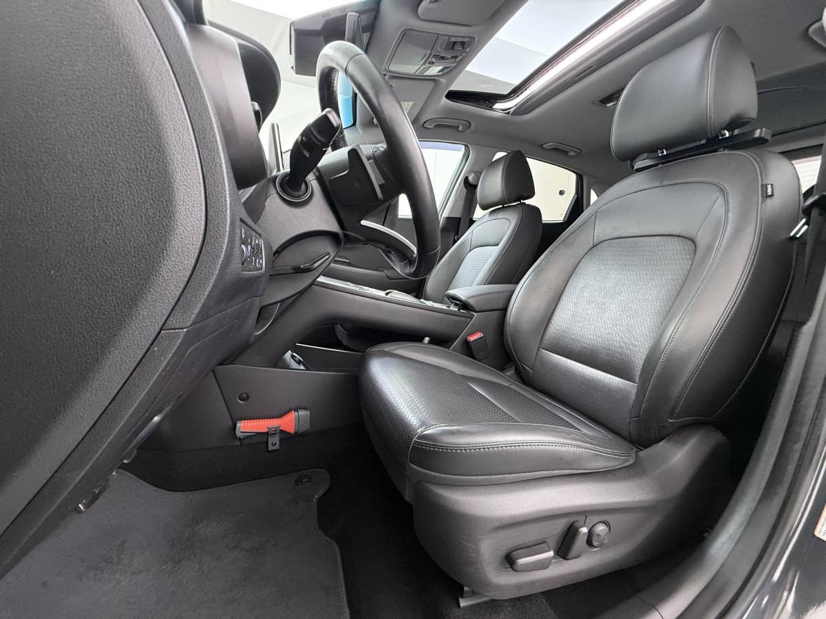 Hyundai Kona Hyundai Kona EV Premium 64 kWh SOH 94% | ORIGINEEL NL AUTO | 3-FASE LADEN | WARMTEPOMP| SCHUIFDAK | LEREN BEKLEDING | STOEL- + STUURERWARMING | KRELL PREMIUM AUDIO | HEAD-UP DISPLAY | STOELVENTILATIE | AFNEEMBARE TREKHAAK | CAMERA | ACHTERBANKVERWARMING | ALL-SEASON BANDEN | HYUNDAI DEALER ONDERHOUDEN | 12 MND. BOVAG GARANTIE