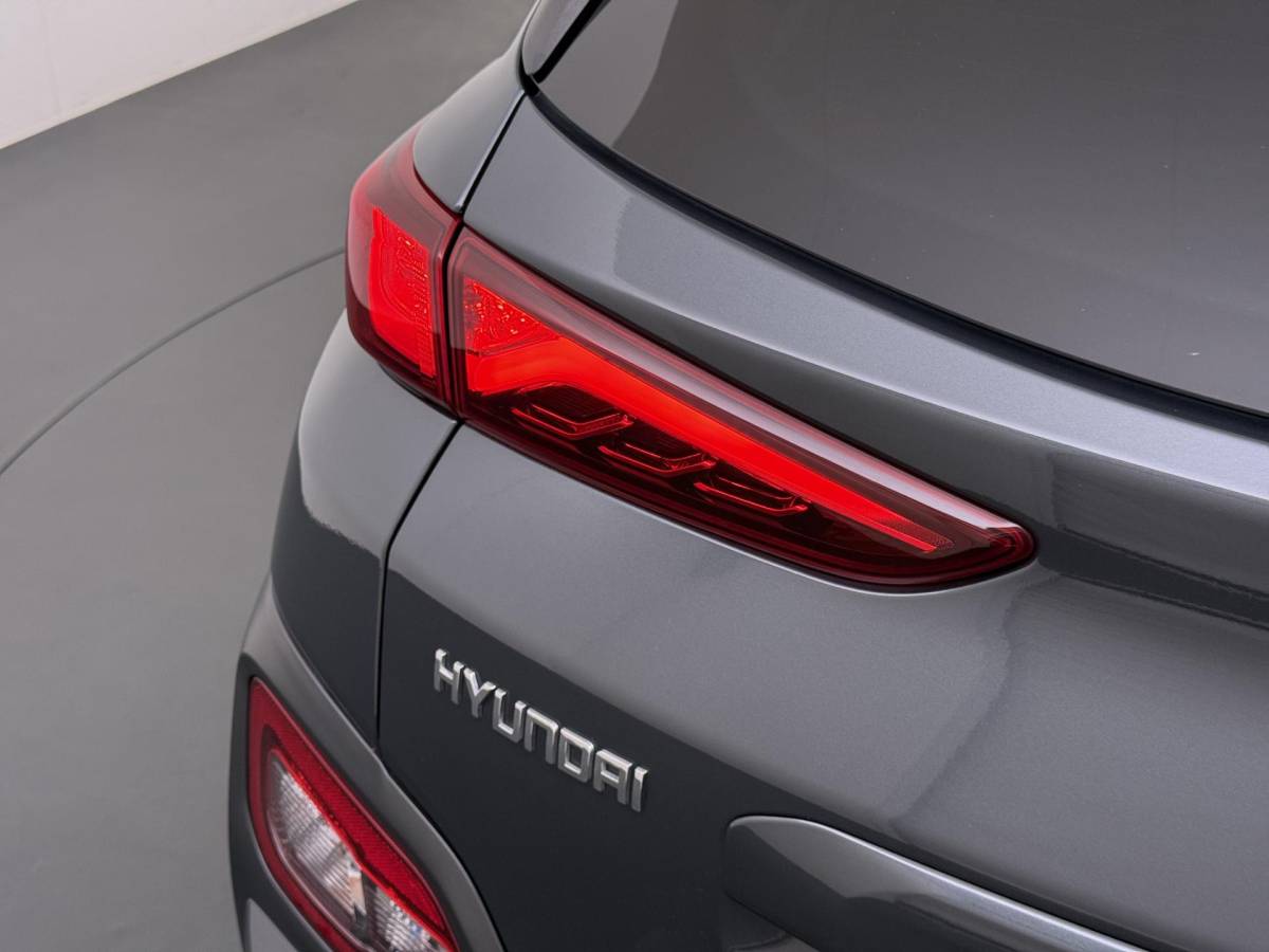Hyundai Kona Hyundai Kona EV Premium 64 kWh SOH 94% | ORIGINEEL NL AUTO | 3-FASE LADEN | WARMTEPOMP| SCHUIFDAK | LEREN BEKLEDING | STOEL- + STUURERWARMING | KRELL PREMIUM AUDIO | HEAD-UP DISPLAY | STOELVENTILATIE | AFNEEMBARE TREKHAAK | CAMERA | ACHTERBANKVERWARMING | ALL-SEASON BANDEN | HYUNDAI DEALER ONDERHOUDEN | 12 MND. BOVAG GARANTIE