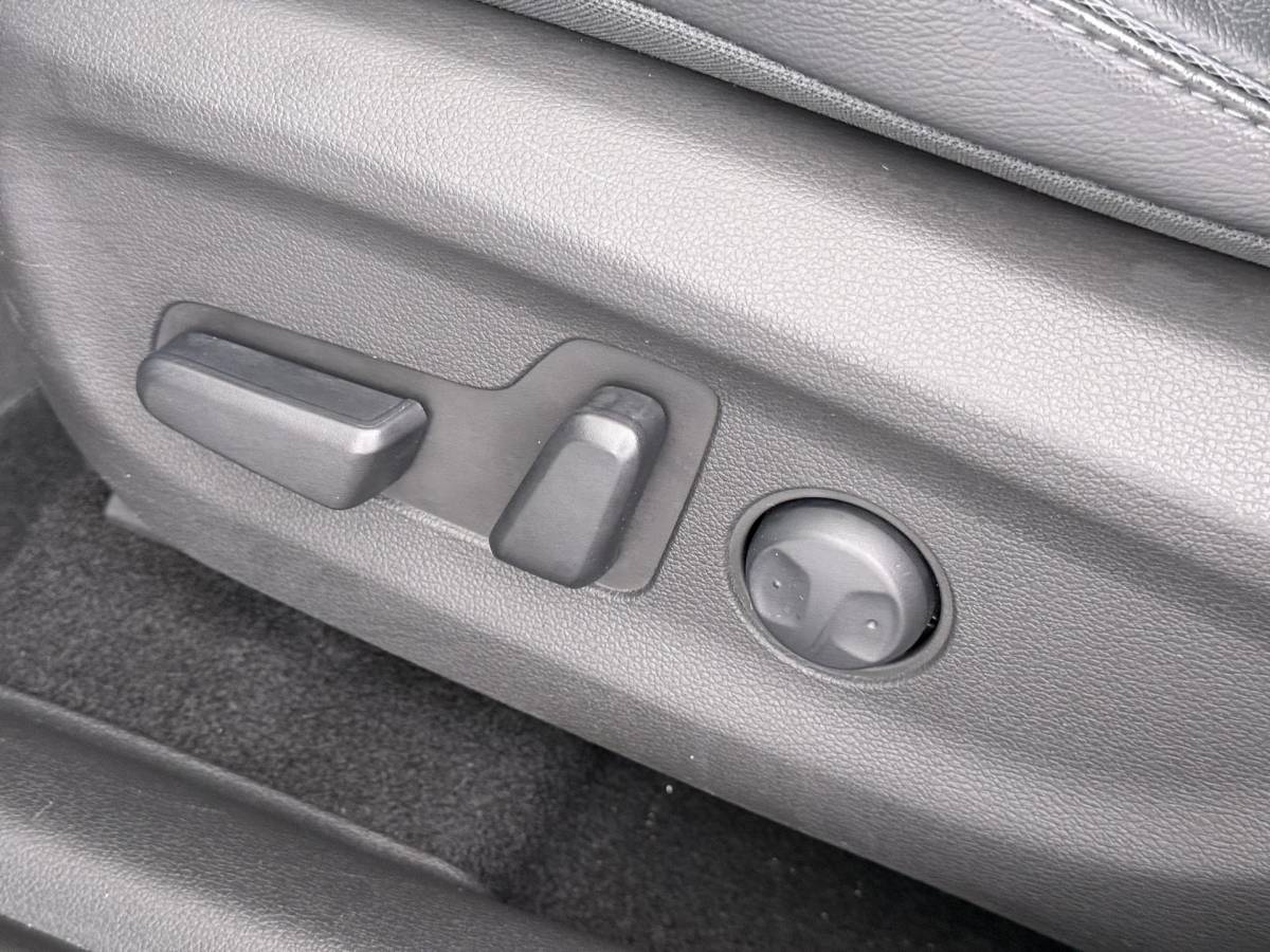Hyundai Kona Hyundai Kona EV Premium 64 kWh SOH 94% | ORIGINEEL NL AUTO | 3-FASE LADEN | WARMTEPOMP| SCHUIFDAK | LEREN BEKLEDING | STOEL- + STUURERWARMING | KRELL PREMIUM AUDIO | HEAD-UP DISPLAY | STOELVENTILATIE | AFNEEMBARE TREKHAAK | CAMERA | ACHTERBANKVERWARMING | ALL-SEASON BANDEN | HYUNDAI DEALER ONDERHOUDEN | 12 MND. BOVAG GARANTIE