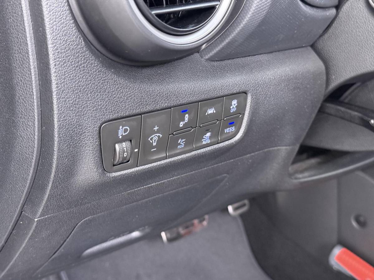 Hyundai Kona Hyundai Kona EV Premium 64 kWh SOH 94% | ORIGINEEL NL AUTO | 3-FASE LADEN | WARMTEPOMP| SCHUIFDAK | LEREN BEKLEDING | STOEL- + STUURERWARMING | KRELL PREMIUM AUDIO | HEAD-UP DISPLAY | STOELVENTILATIE | AFNEEMBARE TREKHAAK | CAMERA | ACHTERBANKVERWARMING | ALL-SEASON BANDEN | HYUNDAI DEALER ONDERHOUDEN | 12 MND. BOVAG GARANTIE