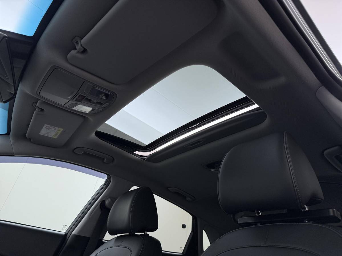 Hyundai Kona Hyundai Kona EV Premium 64 kWh SOH 94% | ORIGINEEL NL AUTO | 3-FASE LADEN | WARMTEPOMP| SCHUIFDAK | LEREN BEKLEDING | STOEL- + STUURERWARMING | KRELL PREMIUM AUDIO | HEAD-UP DISPLAY | STOELVENTILATIE | AFNEEMBARE TREKHAAK | CAMERA | ACHTERBANKVERWARMING | ALL-SEASON BANDEN | HYUNDAI DEALER ONDERHOUDEN | 12 MND. BOVAG GARANTIE