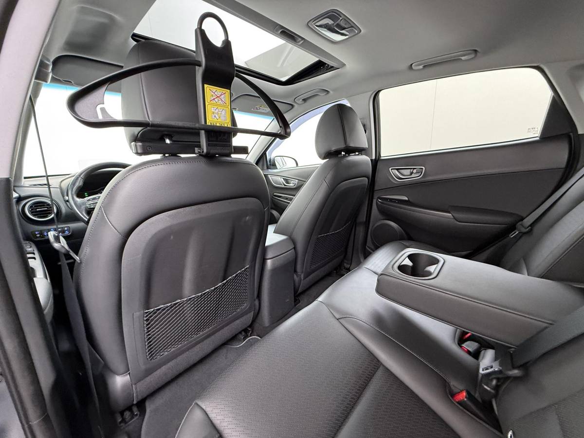 Hyundai Kona Hyundai Kona EV Premium 64 kWh SOH 94% | ORIGINEEL NL AUTO | 3-FASE LADEN | WARMTEPOMP| SCHUIFDAK | LEREN BEKLEDING | STOEL- + STUURERWARMING | KRELL PREMIUM AUDIO | HEAD-UP DISPLAY | STOELVENTILATIE | AFNEEMBARE TREKHAAK | CAMERA | ACHTERBANKVERWARMING | ALL-SEASON BANDEN | HYUNDAI DEALER ONDERHOUDEN | 12 MND. BOVAG GARANTIE