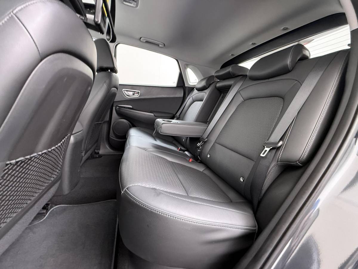Hyundai Kona Hyundai Kona EV Premium 64 kWh SOH 94% | ORIGINEEL NL AUTO | 3-FASE LADEN | WARMTEPOMP| SCHUIFDAK | LEREN BEKLEDING | STOEL- + STUURERWARMING | KRELL PREMIUM AUDIO | HEAD-UP DISPLAY | STOELVENTILATIE | AFNEEMBARE TREKHAAK | CAMERA | ACHTERBANKVERWARMING | ALL-SEASON BANDEN | HYUNDAI DEALER ONDERHOUDEN | 12 MND. BOVAG GARANTIE
