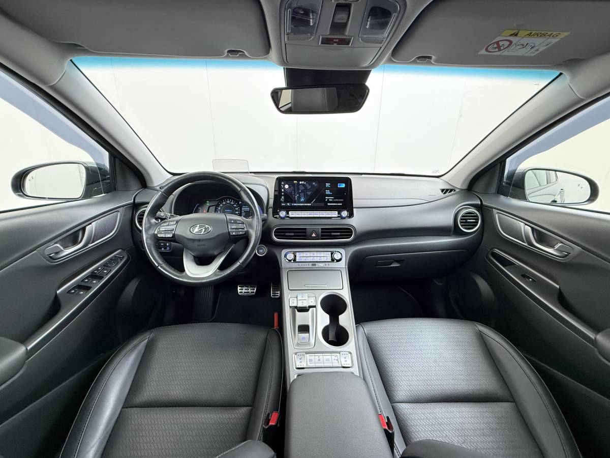 Hyundai Kona Hyundai Kona EV Premium 64 kWh SOH 94% | ORIGINEEL NL AUTO | 3-FASE LADEN | WARMTEPOMP| SCHUIFDAK | LEREN BEKLEDING | STOEL- + STUURERWARMING | KRELL PREMIUM AUDIO | HEAD-UP DISPLAY | STOELVENTILATIE | AFNEEMBARE TREKHAAK | CAMERA | ACHTERBANKVERWARMING | ALL-SEASON BANDEN | HYUNDAI DEALER ONDERHOUDEN | 12 MND. BOVAG GARANTIE