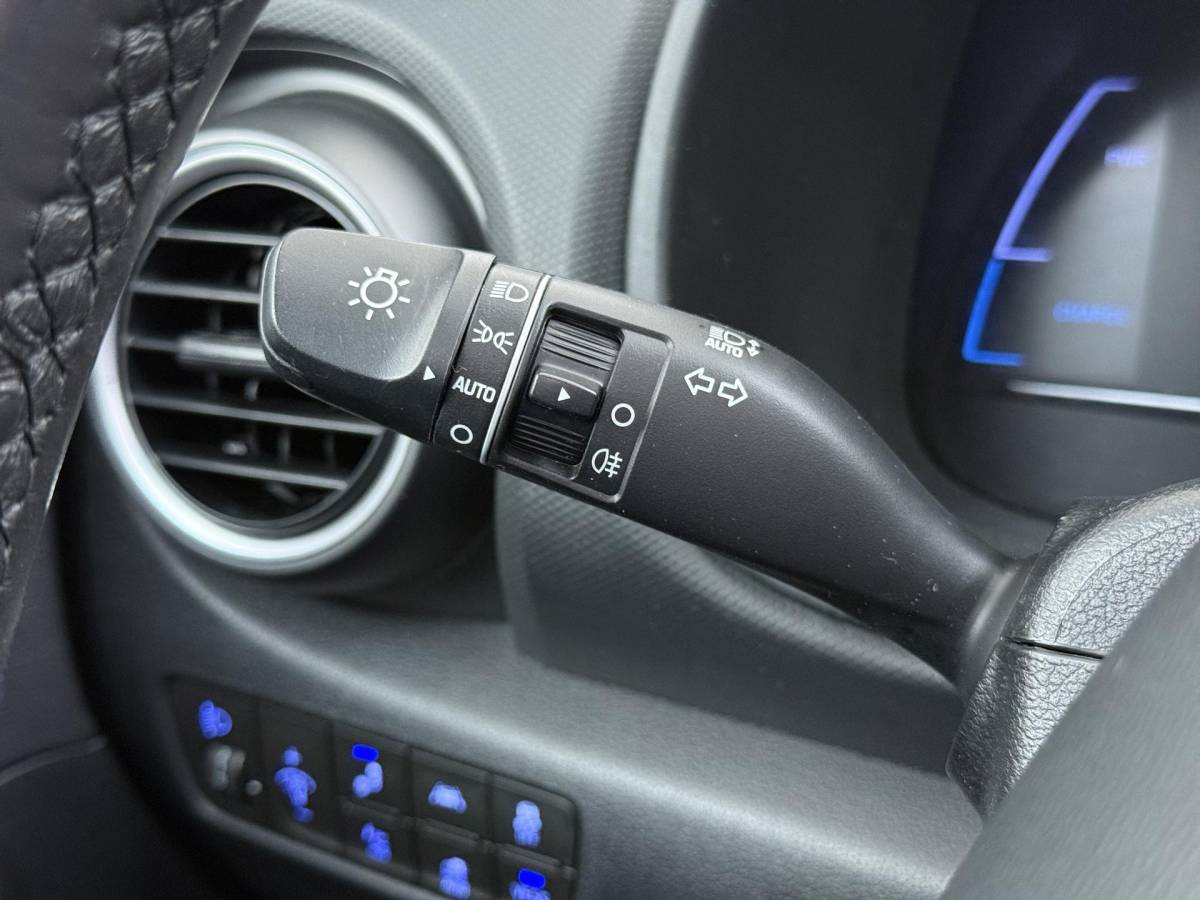 Hyundai Kona Hyundai Kona EV Premium 64 kWh SOH 94% | ORIGINEEL NL AUTO | 3-FASE LADEN | WARMTEPOMP| SCHUIFDAK | LEREN BEKLEDING | STOEL- + STUURERWARMING | KRELL PREMIUM AUDIO | HEAD-UP DISPLAY | STOELVENTILATIE | AFNEEMBARE TREKHAAK | CAMERA | ACHTERBANKVERWARMING | ALL-SEASON BANDEN | HYUNDAI DEALER ONDERHOUDEN | 12 MND. BOVAG GARANTIE