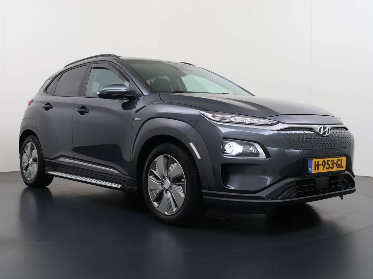 Hyundai Kona Hyundai Kona EV Premium 64 kWh SOH 94% | ORIGINEEL NL AUTO | 3-FASE LADEN | WARMTEPOMP| SCHUIFDAK | LEREN BEKLEDING | STOEL- + STUURERWARMING | KRELL PREMIUM AUDIO | HEAD-UP DISPLAY | STOELVENTILATIE | AFNEEMBARE TREKHAAK | CAMERA | ACHTERBANKVERWARMING | ALL-SEASON BANDEN | HYUNDAI DEALER ONDERHOUDEN | 12 MND. BOVAG GARANTIE