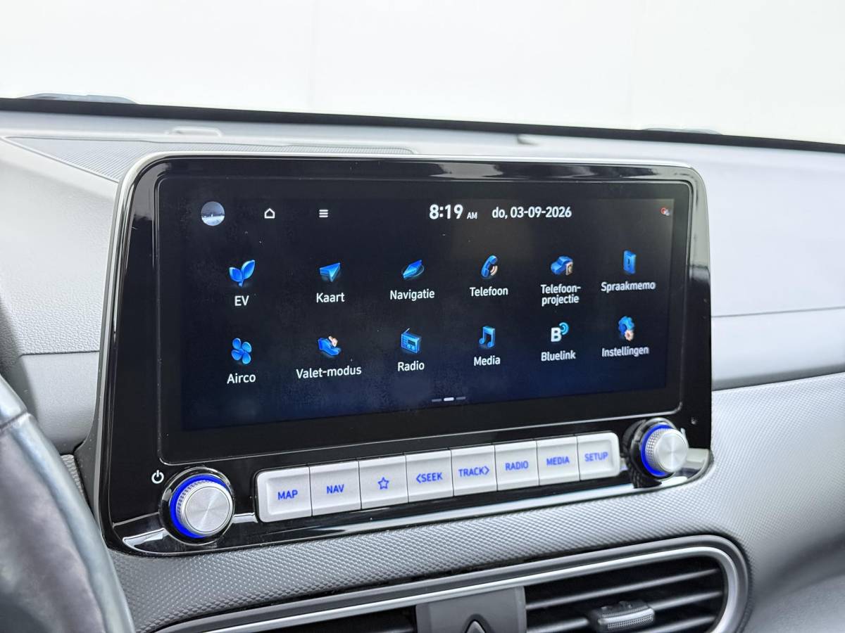 Hyundai Kona Hyundai Kona EV Premium 64 kWh SOH 94% | ORIGINEEL NL AUTO | 3-FASE LADEN | WARMTEPOMP| SCHUIFDAK | LEREN BEKLEDING | STOEL- + STUURERWARMING | KRELL PREMIUM AUDIO | HEAD-UP DISPLAY | STOELVENTILATIE | AFNEEMBARE TREKHAAK | CAMERA | ACHTERBANKVERWARMING | ALL-SEASON BANDEN | HYUNDAI DEALER ONDERHOUDEN | 12 MND. BOVAG GARANTIE