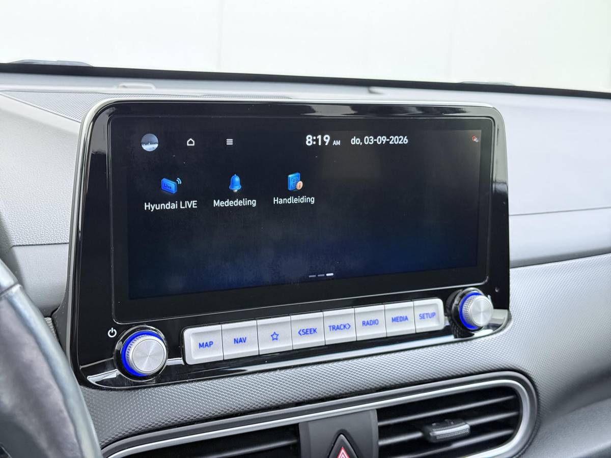 Hyundai Kona Hyundai Kona EV Premium 64 kWh SOH 94% | ORIGINEEL NL AUTO | 3-FASE LADEN | WARMTEPOMP| SCHUIFDAK | LEREN BEKLEDING | STOEL- + STUURERWARMING | KRELL PREMIUM AUDIO | HEAD-UP DISPLAY | STOELVENTILATIE | AFNEEMBARE TREKHAAK | CAMERA | ACHTERBANKVERWARMING | ALL-SEASON BANDEN | HYUNDAI DEALER ONDERHOUDEN | 12 MND. BOVAG GARANTIE