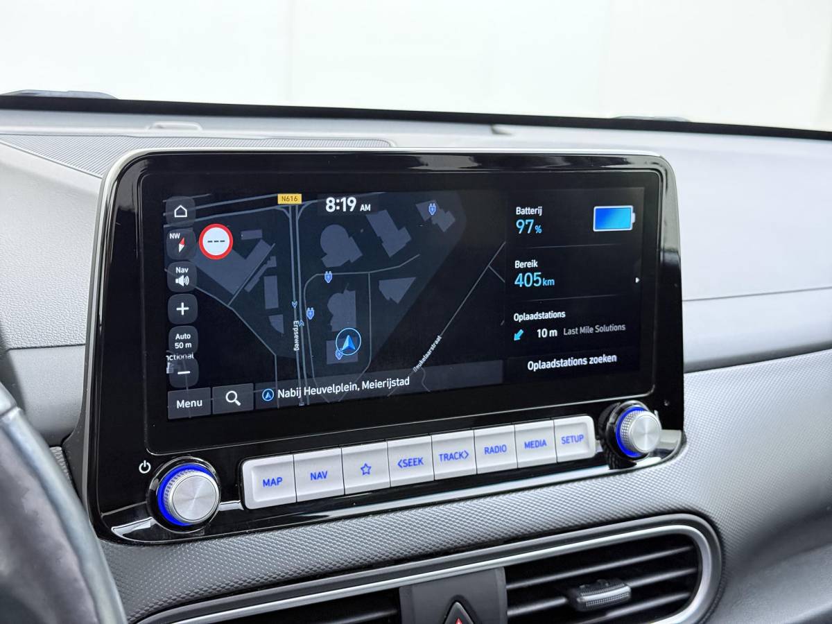 Hyundai Kona Hyundai Kona EV Premium 64 kWh SOH 94% | ORIGINEEL NL AUTO | 3-FASE LADEN | WARMTEPOMP| SCHUIFDAK | LEREN BEKLEDING | STOEL- + STUURERWARMING | KRELL PREMIUM AUDIO | HEAD-UP DISPLAY | STOELVENTILATIE | AFNEEMBARE TREKHAAK | CAMERA | ACHTERBANKVERWARMING | ALL-SEASON BANDEN | HYUNDAI DEALER ONDERHOUDEN | 12 MND. BOVAG GARANTIE
