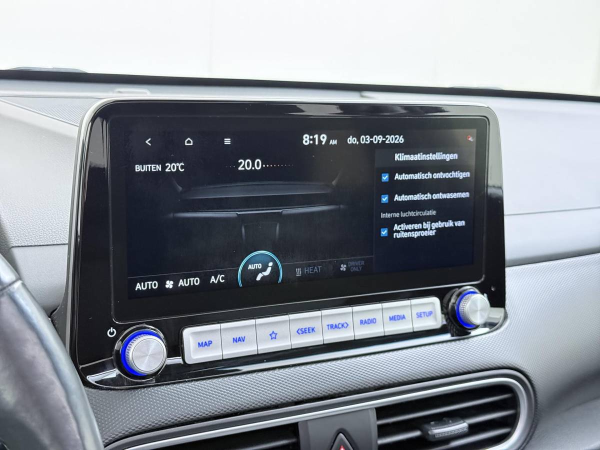 Hyundai Kona Hyundai Kona EV Premium 64 kWh SOH 94% | ORIGINEEL NL AUTO | 3-FASE LADEN | WARMTEPOMP| SCHUIFDAK | LEREN BEKLEDING | STOEL- + STUURERWARMING | KRELL PREMIUM AUDIO | HEAD-UP DISPLAY | STOELVENTILATIE | AFNEEMBARE TREKHAAK | CAMERA | ACHTERBANKVERWARMING | ALL-SEASON BANDEN | HYUNDAI DEALER ONDERHOUDEN | 12 MND. BOVAG GARANTIE