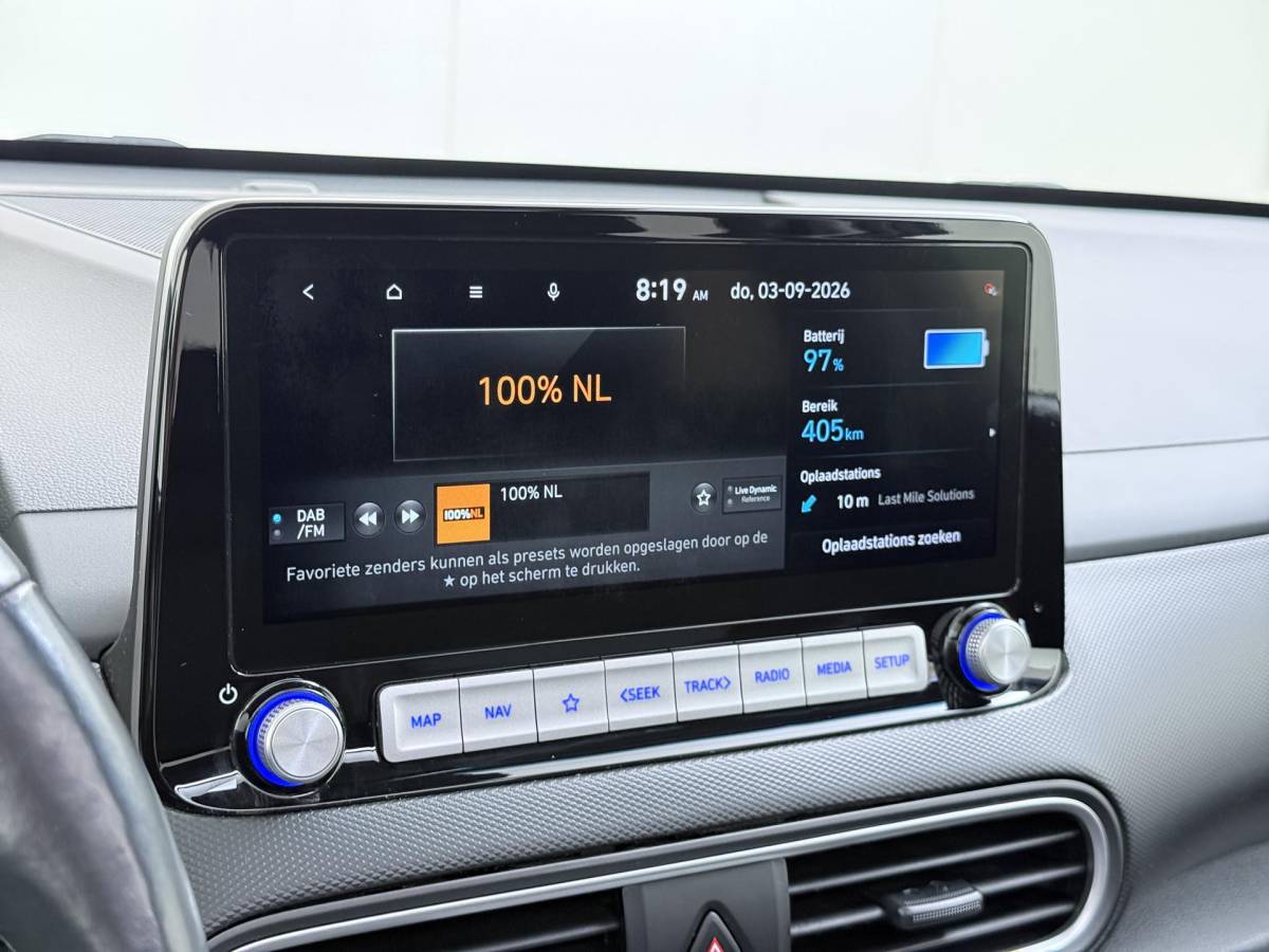 Hyundai Kona Hyundai Kona EV Premium 64 kWh SOH 94% | ORIGINEEL NL AUTO | 3-FASE LADEN | WARMTEPOMP| SCHUIFDAK | LEREN BEKLEDING | STOEL- + STUURERWARMING | KRELL PREMIUM AUDIO | HEAD-UP DISPLAY | STOELVENTILATIE | AFNEEMBARE TREKHAAK | CAMERA | ACHTERBANKVERWARMING | ALL-SEASON BANDEN | HYUNDAI DEALER ONDERHOUDEN | 12 MND. BOVAG GARANTIE
