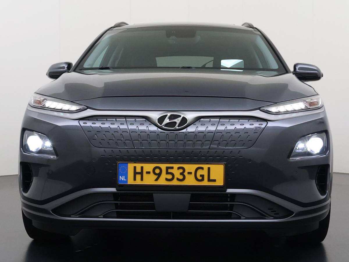 Hyundai Kona Hyundai Kona EV Premium 64 kWh SOH 94% | ORIGINEEL NL AUTO | 3-FASE LADEN | WARMTEPOMP| SCHUIFDAK | LEREN BEKLEDING | STOEL- + STUURERWARMING | KRELL PREMIUM AUDIO | HEAD-UP DISPLAY | STOELVENTILATIE | AFNEEMBARE TREKHAAK | CAMERA | ACHTERBANKVERWARMING | ALL-SEASON BANDEN | HYUNDAI DEALER ONDERHOUDEN | 12 MND. BOVAG GARANTIE