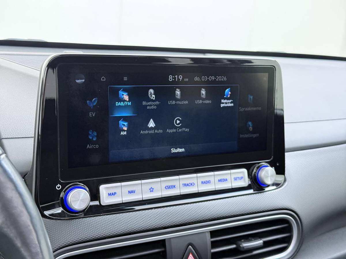 Hyundai Kona Hyundai Kona EV Premium 64 kWh SOH 94% | ORIGINEEL NL AUTO | 3-FASE LADEN | WARMTEPOMP| SCHUIFDAK | LEREN BEKLEDING | STOEL- + STUURERWARMING | KRELL PREMIUM AUDIO | HEAD-UP DISPLAY | STOELVENTILATIE | AFNEEMBARE TREKHAAK | CAMERA | ACHTERBANKVERWARMING | ALL-SEASON BANDEN | HYUNDAI DEALER ONDERHOUDEN | 12 MND. BOVAG GARANTIE
