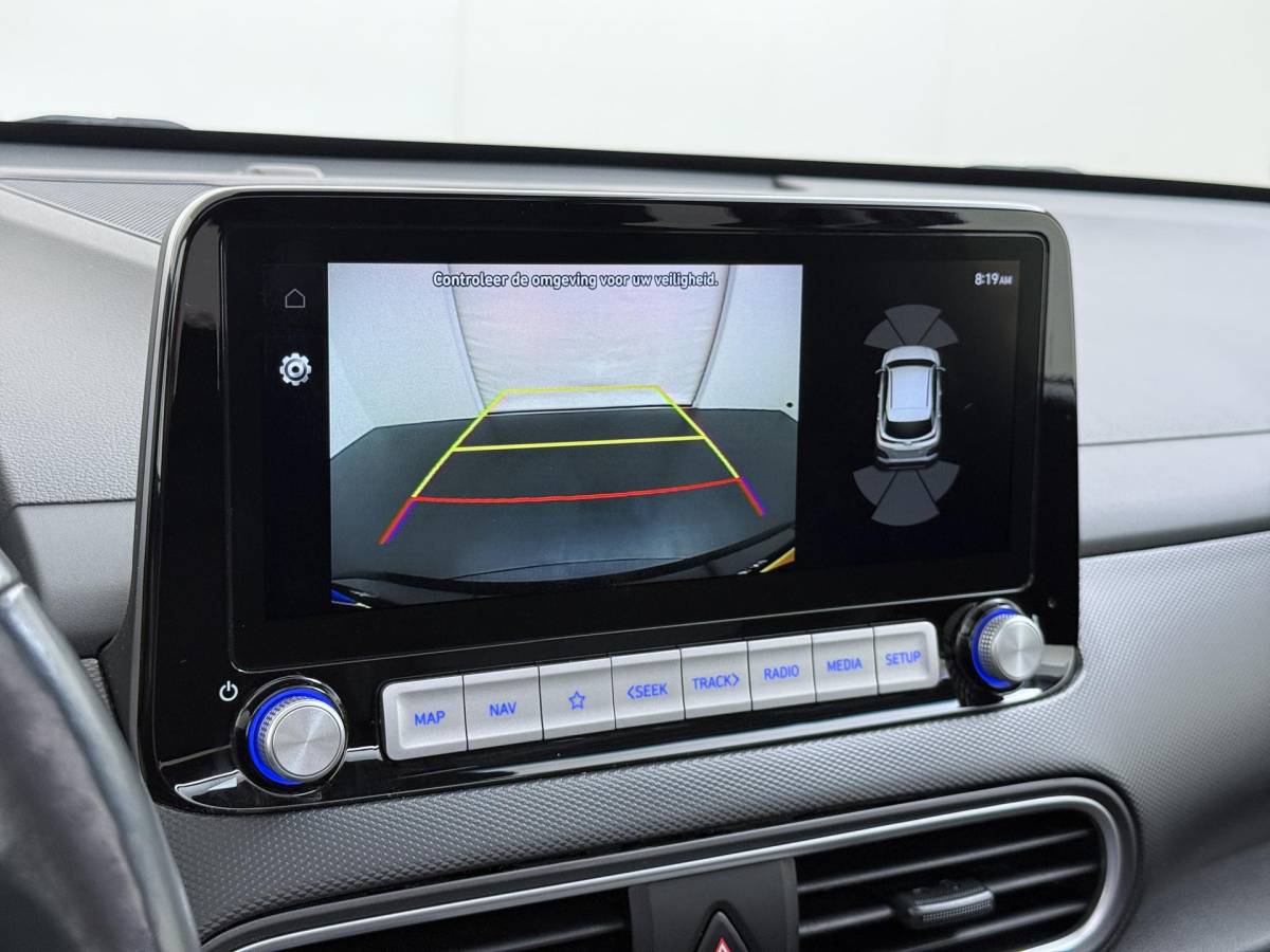 Hyundai Kona Hyundai Kona EV Premium 64 kWh SOH 94% | ORIGINEEL NL AUTO | 3-FASE LADEN | WARMTEPOMP| SCHUIFDAK | LEREN BEKLEDING | STOEL- + STUURERWARMING | KRELL PREMIUM AUDIO | HEAD-UP DISPLAY | STOELVENTILATIE | AFNEEMBARE TREKHAAK | CAMERA | ACHTERBANKVERWARMING | ALL-SEASON BANDEN | HYUNDAI DEALER ONDERHOUDEN | 12 MND. BOVAG GARANTIE