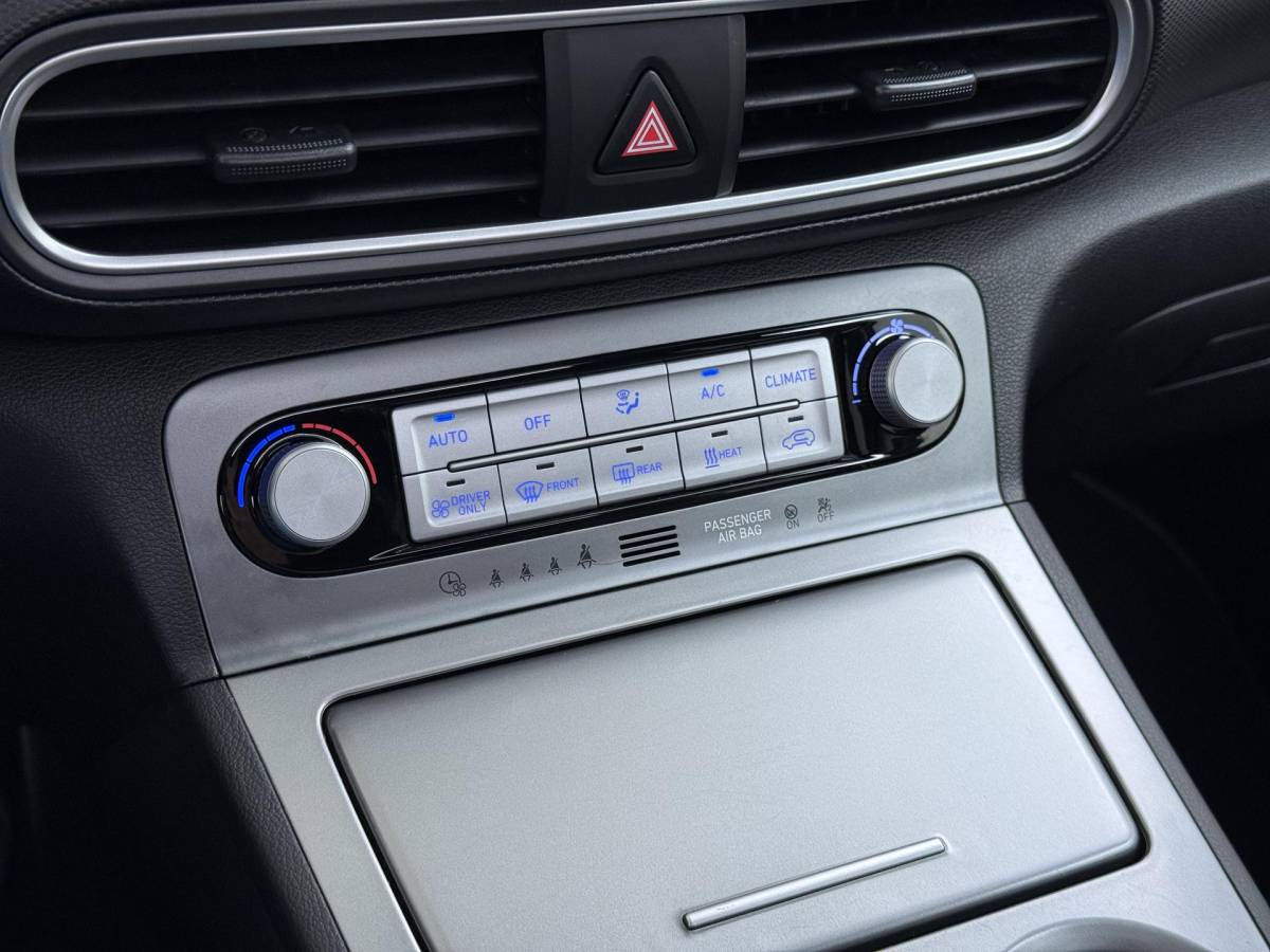 Hyundai Kona Hyundai Kona EV Premium 64 kWh SOH 94% | ORIGINEEL NL AUTO | 3-FASE LADEN | WARMTEPOMP| SCHUIFDAK | LEREN BEKLEDING | STOEL- + STUURERWARMING | KRELL PREMIUM AUDIO | HEAD-UP DISPLAY | STOELVENTILATIE | AFNEEMBARE TREKHAAK | CAMERA | ACHTERBANKVERWARMING | ALL-SEASON BANDEN | HYUNDAI DEALER ONDERHOUDEN | 12 MND. BOVAG GARANTIE