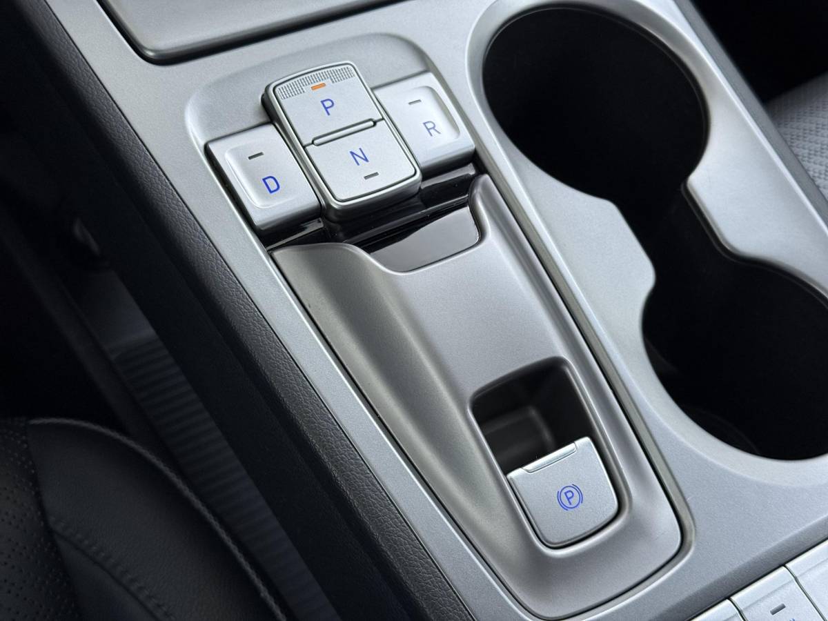 Hyundai Kona Hyundai Kona EV Premium 64 kWh SOH 94% | ORIGINEEL NL AUTO | 3-FASE LADEN | WARMTEPOMP| SCHUIFDAK | LEREN BEKLEDING | STOEL- + STUURERWARMING | KRELL PREMIUM AUDIO | HEAD-UP DISPLAY | STOELVENTILATIE | AFNEEMBARE TREKHAAK | CAMERA | ACHTERBANKVERWARMING | ALL-SEASON BANDEN | HYUNDAI DEALER ONDERHOUDEN | 12 MND. BOVAG GARANTIE