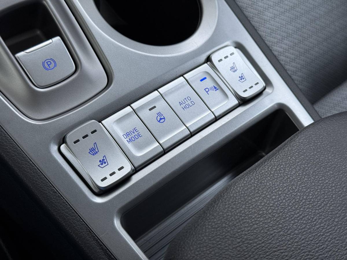 Hyundai Kona Hyundai Kona EV Premium 64 kWh SOH 94% | ORIGINEEL NL AUTO | 3-FASE LADEN | WARMTEPOMP| SCHUIFDAK | LEREN BEKLEDING | STOEL- + STUURERWARMING | KRELL PREMIUM AUDIO | HEAD-UP DISPLAY | STOELVENTILATIE | AFNEEMBARE TREKHAAK | CAMERA | ACHTERBANKVERWARMING | ALL-SEASON BANDEN | HYUNDAI DEALER ONDERHOUDEN | 12 MND. BOVAG GARANTIE