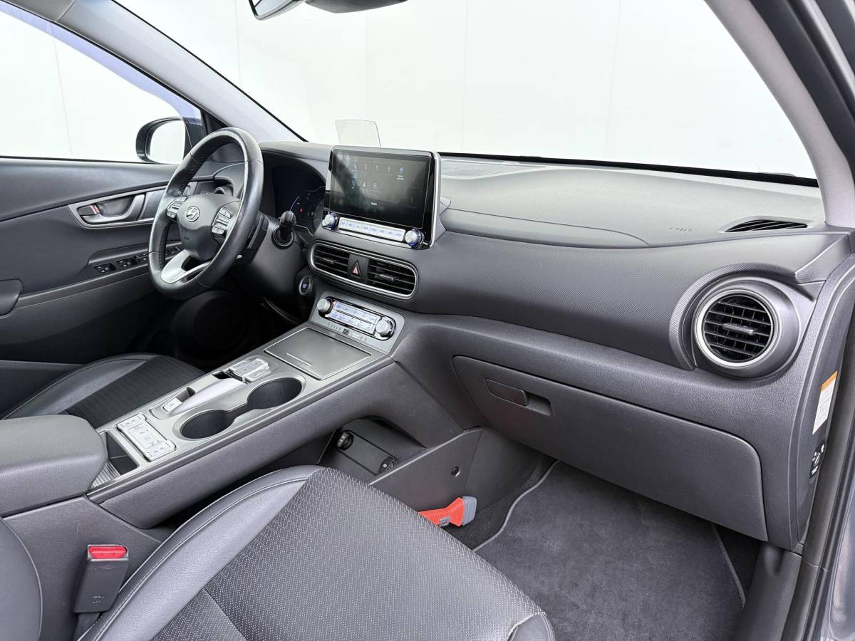 Hyundai Kona Hyundai Kona EV Premium 64 kWh SOH 94% | ORIGINEEL NL AUTO | 3-FASE LADEN | WARMTEPOMP| SCHUIFDAK | LEREN BEKLEDING | STOEL- + STUURERWARMING | KRELL PREMIUM AUDIO | HEAD-UP DISPLAY | STOELVENTILATIE | AFNEEMBARE TREKHAAK | CAMERA | ACHTERBANKVERWARMING | ALL-SEASON BANDEN | HYUNDAI DEALER ONDERHOUDEN | 12 MND. BOVAG GARANTIE