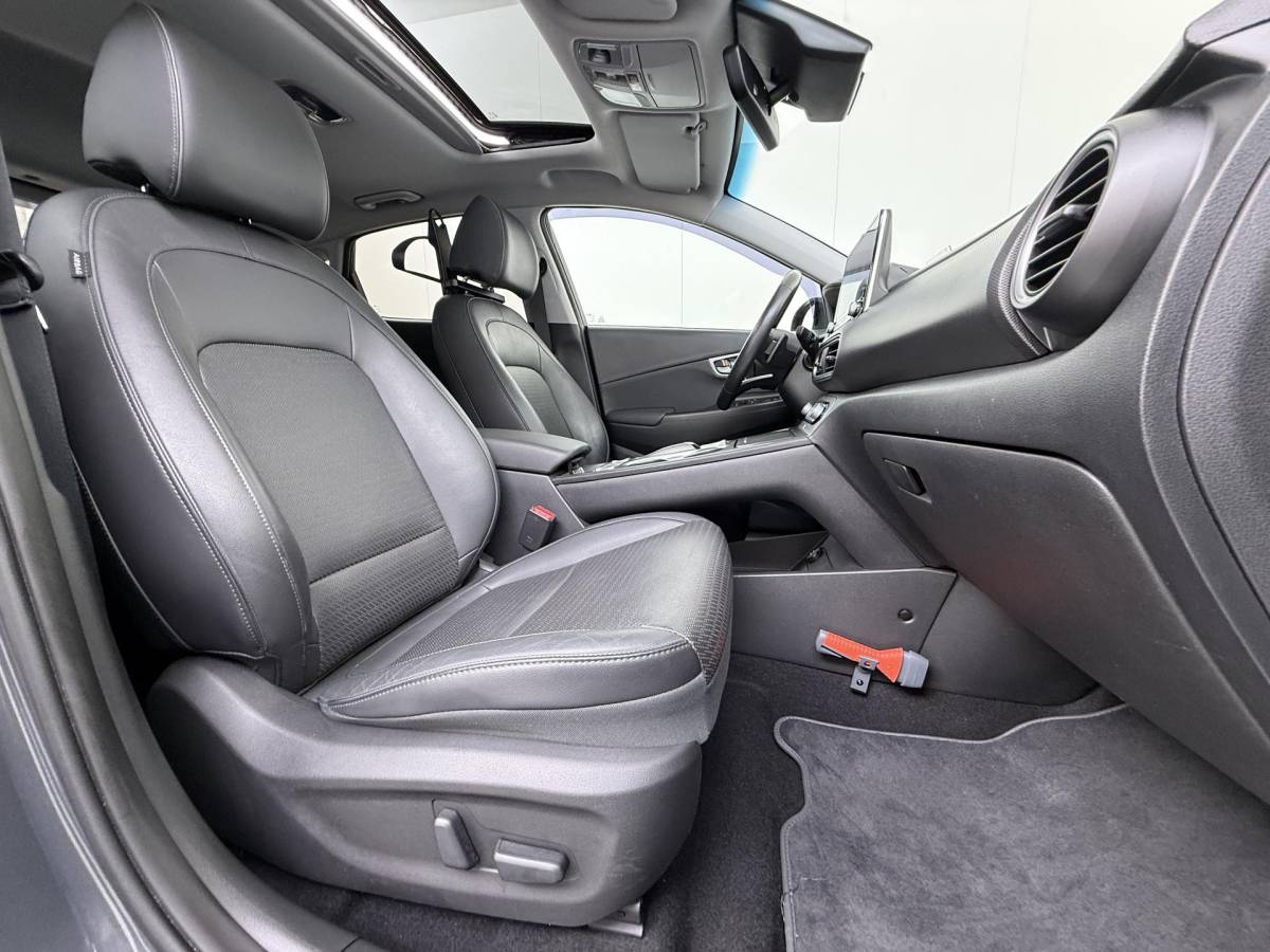 Hyundai Kona Hyundai Kona EV Premium 64 kWh SOH 94% | ORIGINEEL NL AUTO | 3-FASE LADEN | WARMTEPOMP| SCHUIFDAK | LEREN BEKLEDING | STOEL- + STUURERWARMING | KRELL PREMIUM AUDIO | HEAD-UP DISPLAY | STOELVENTILATIE | AFNEEMBARE TREKHAAK | CAMERA | ACHTERBANKVERWARMING | ALL-SEASON BANDEN | HYUNDAI DEALER ONDERHOUDEN | 12 MND. BOVAG GARANTIE